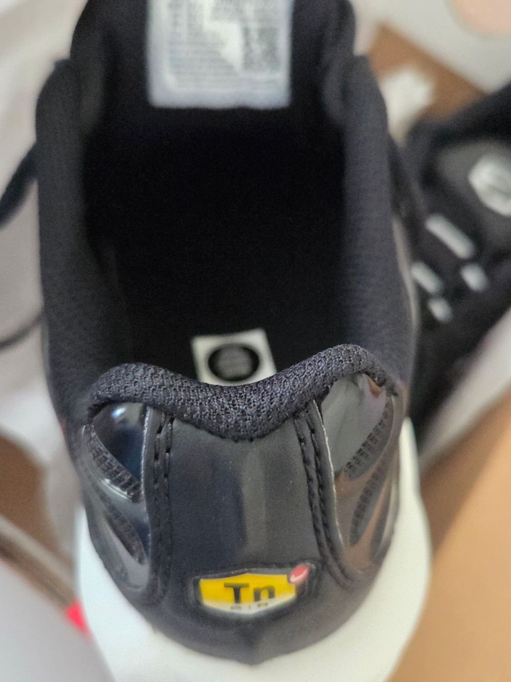 Nike WMNS Air Max Plus - Black/White (Size 6.5) - Picture 5 of 6